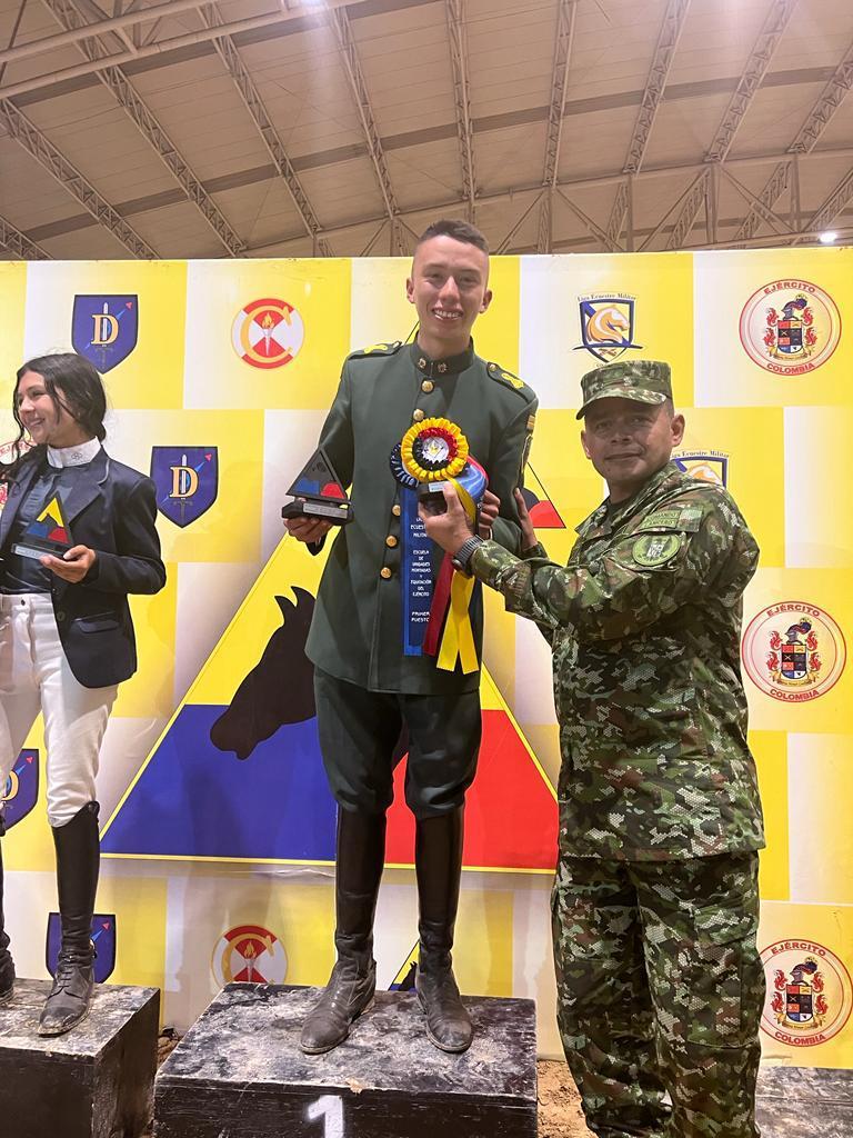 El equipo de salto de la Escuela Militar se destacó en el Concurso Nacional 5 Estrellas Copa Colombia