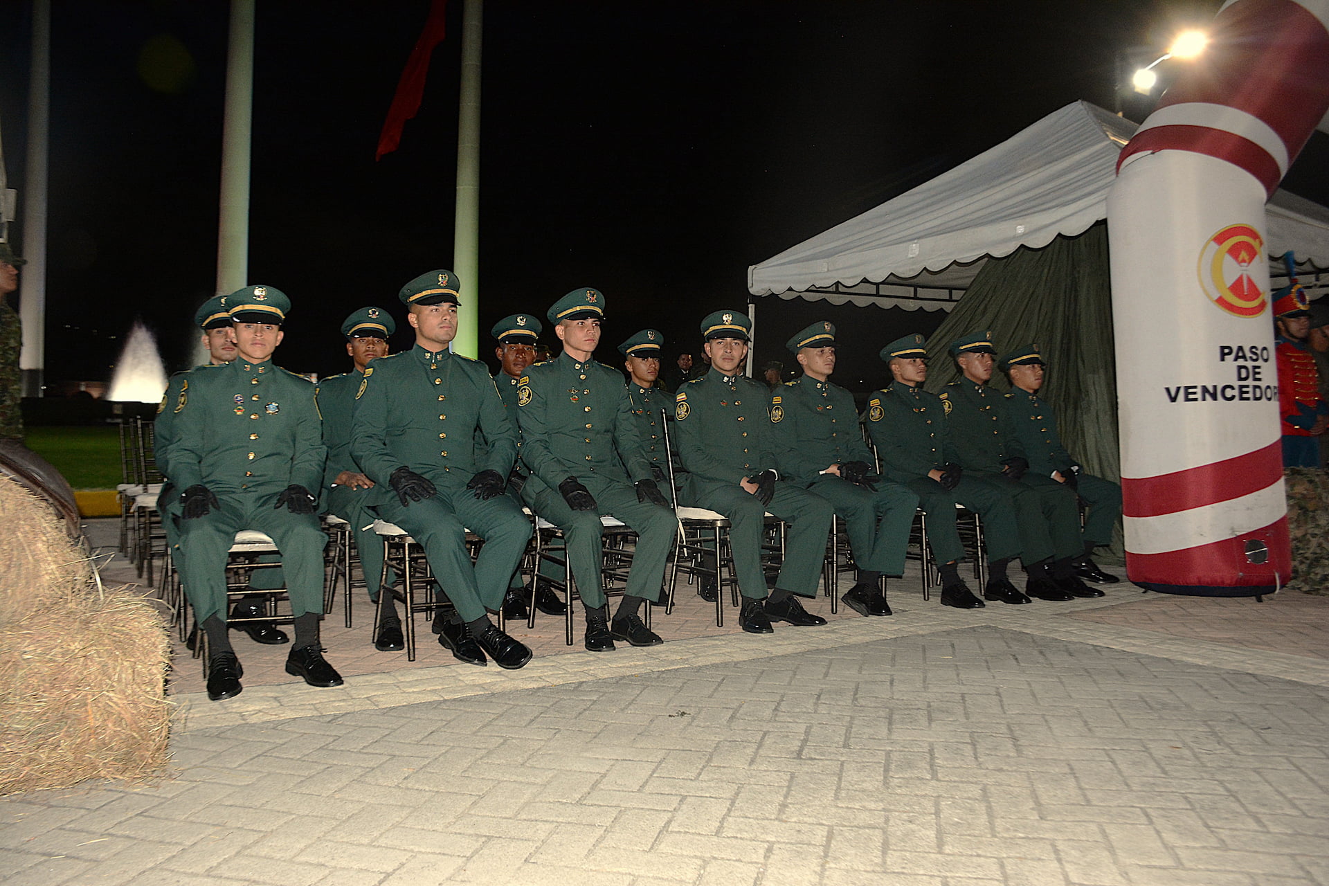 Futuros oficiales de las compañías Girardot y Cabal escogen arma en la Escuela Militar